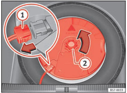 Fig. 235 Nel bagagliaio: smontare il subwoofer.