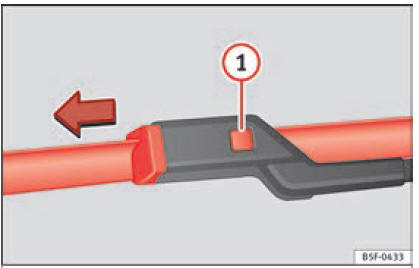 Fig. 92 Sostituzione della spazzola del tergicristalli.